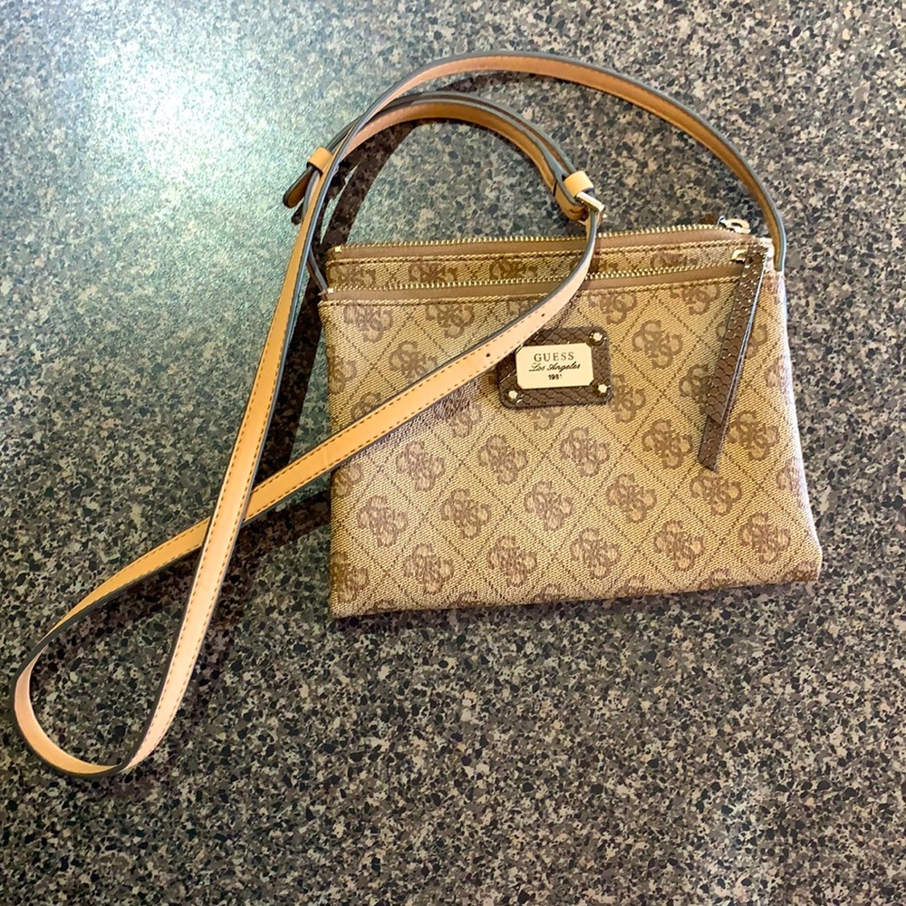 Like New GUESS purse 😍